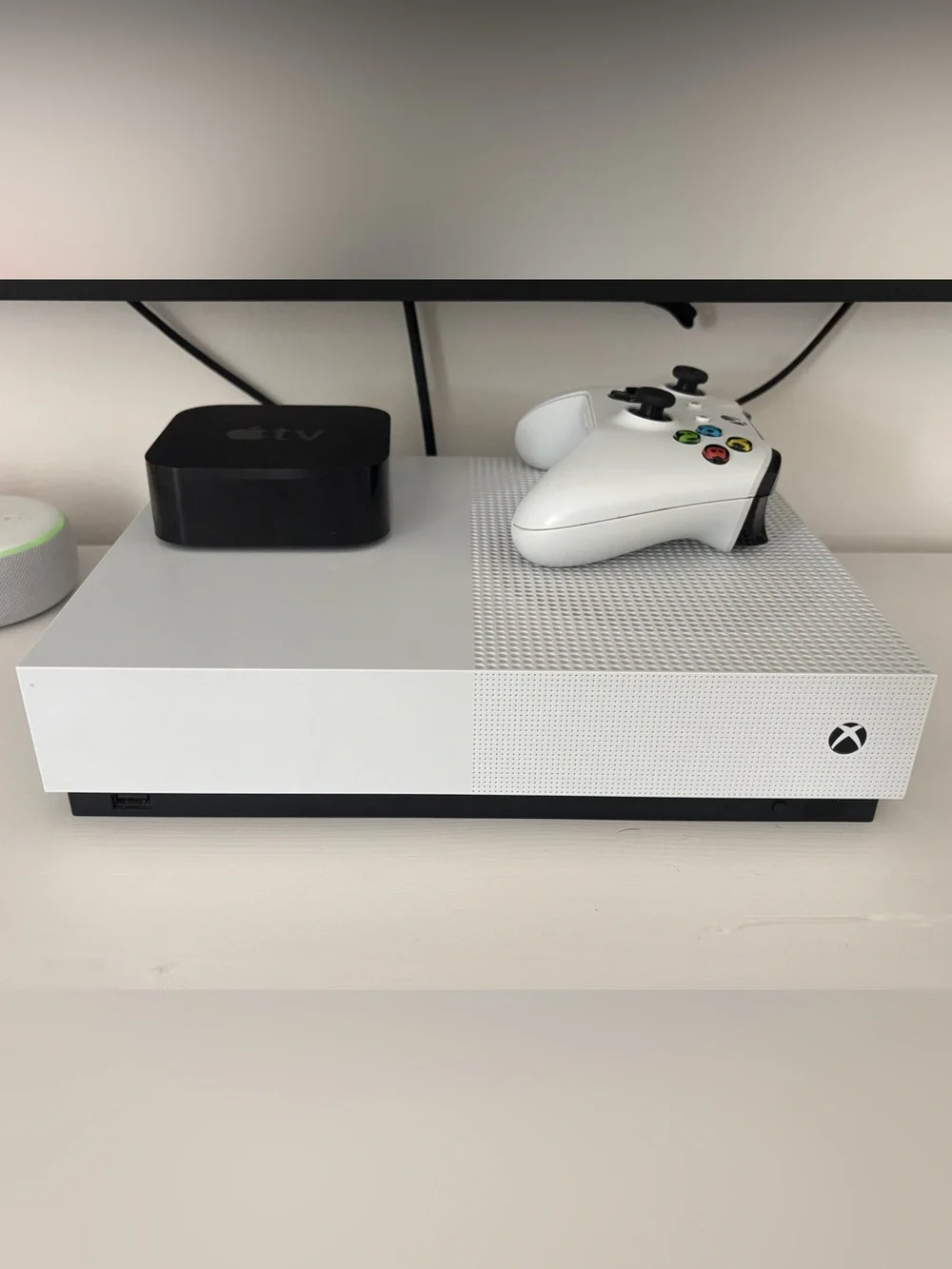 Xbox One Console in White with controller
